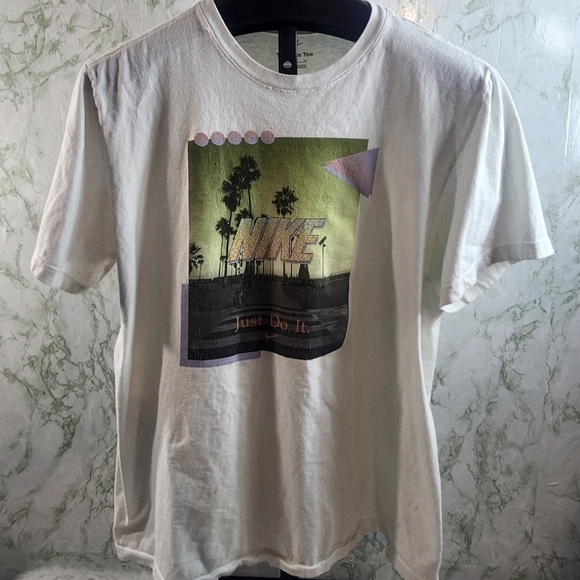 The Nike Tee - Picture 1 of 10